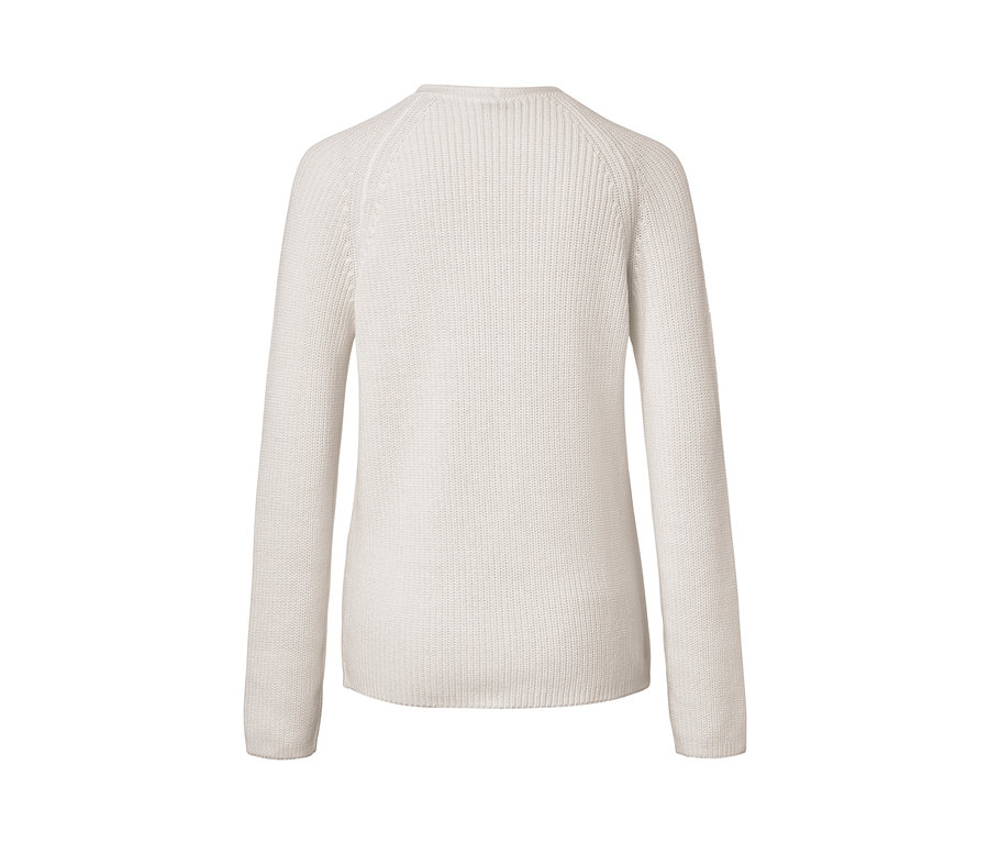 Detail krémového pleteného pulóvra.