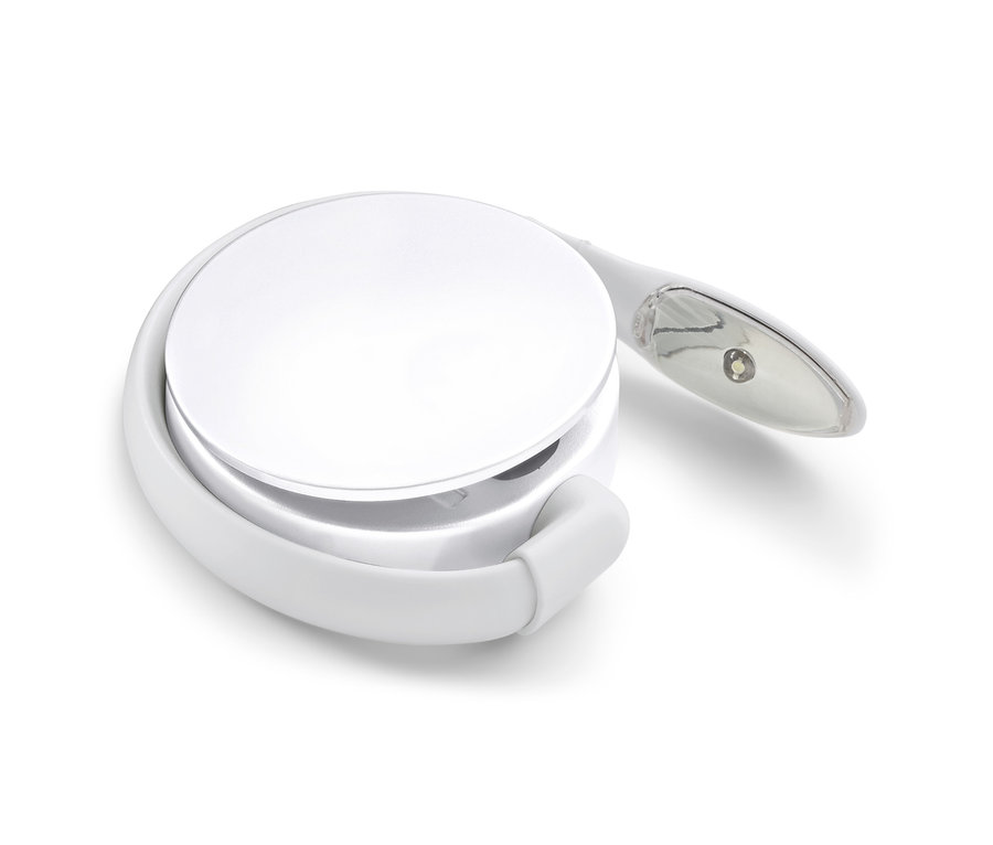 Biela LED lampa na čítanie na bielom pozadí.