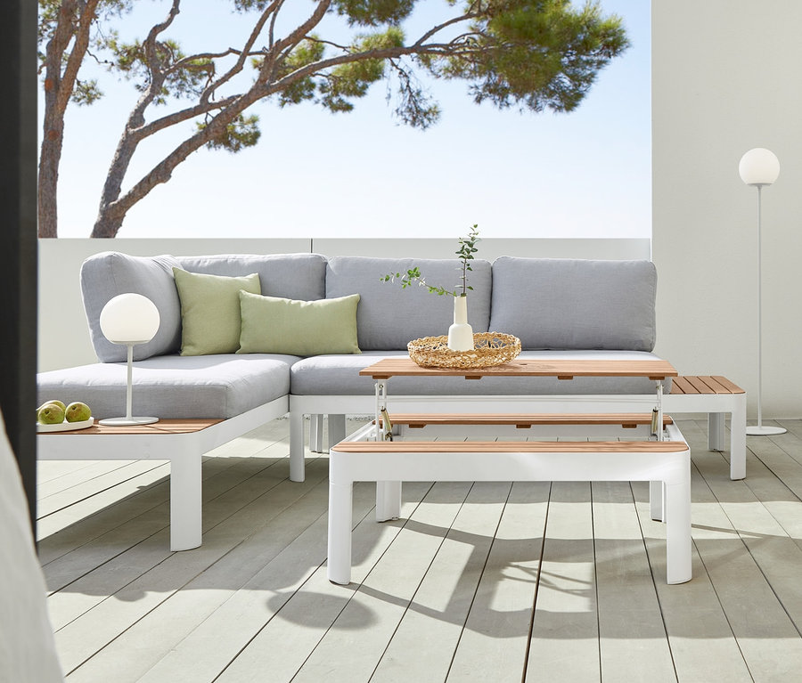 Terasa s rohovou sedacou súpravou a konferenčným stolíkom s nastaviteľnou výškou, dvoma stojacími lampami LED na akumulátor, dvoma stolovými lampami LED na akumulátor a prémiovými vankúšmi do exteriéru (2 ks).