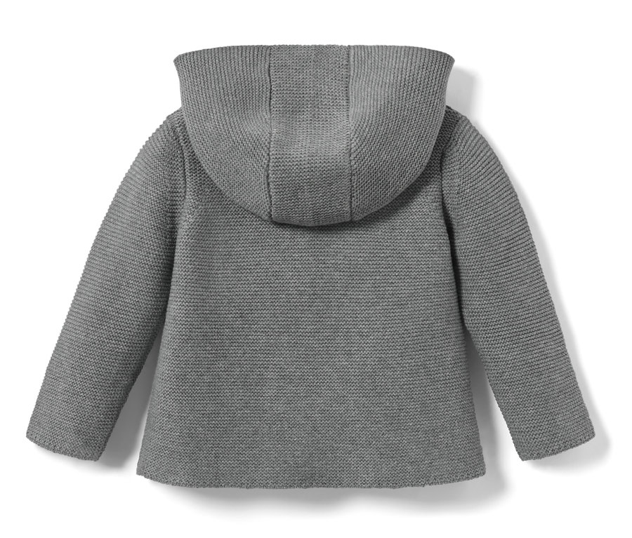 Detail detského pleteného kabátika, sivého s melírom, zobrazeného zozadu.