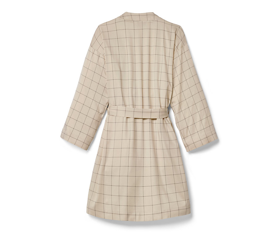 Béžový župan s kockovaným vzorom.