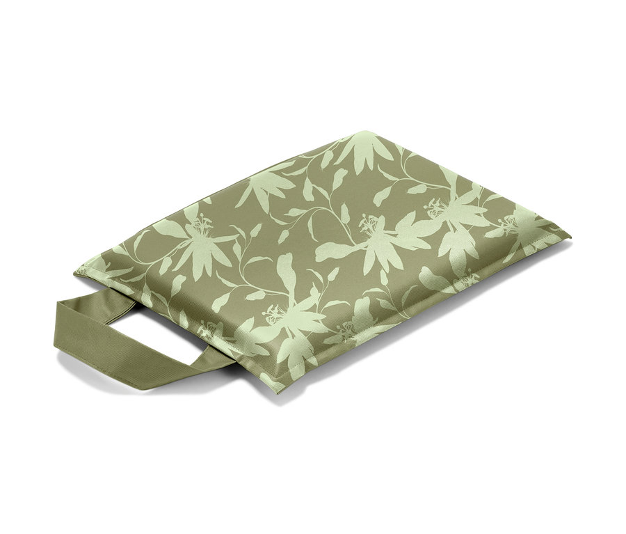 Vankúšik pod kolená so vzorom listov a kvetov.