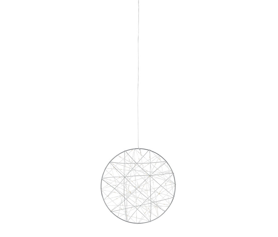 Veľký LED kruh visí na tenkom drôte.