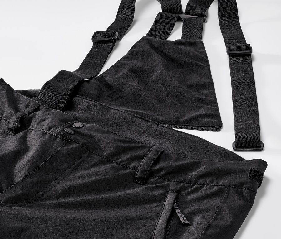 Čierne lyžiarske nohavice s nastaviteľnými popruhmi.