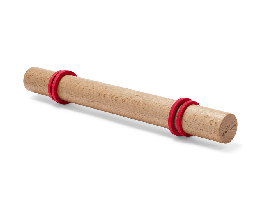Drevený valček na cesto s červenými nastaviteľnými krúžkami.