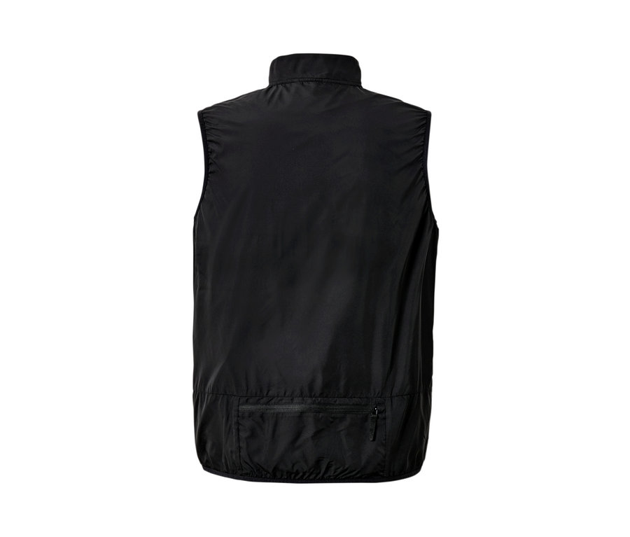Čierna funkčná vesta.