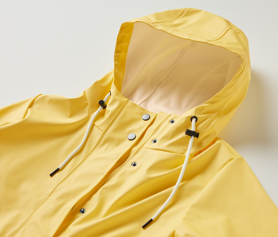 Žltá parka do dažďa »Friesennerz« s kapucňou, zapínaním na zips a gombíky.