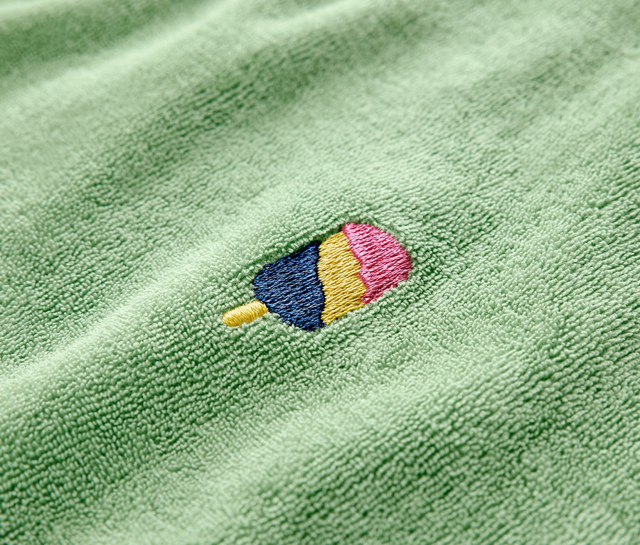 Detail detskej froté súpravy s výšivkou nanuku.