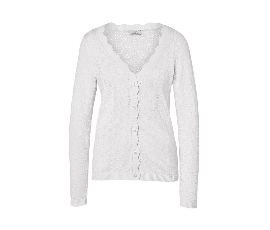 Biely pletený sveter s ažúrovým vzorom.