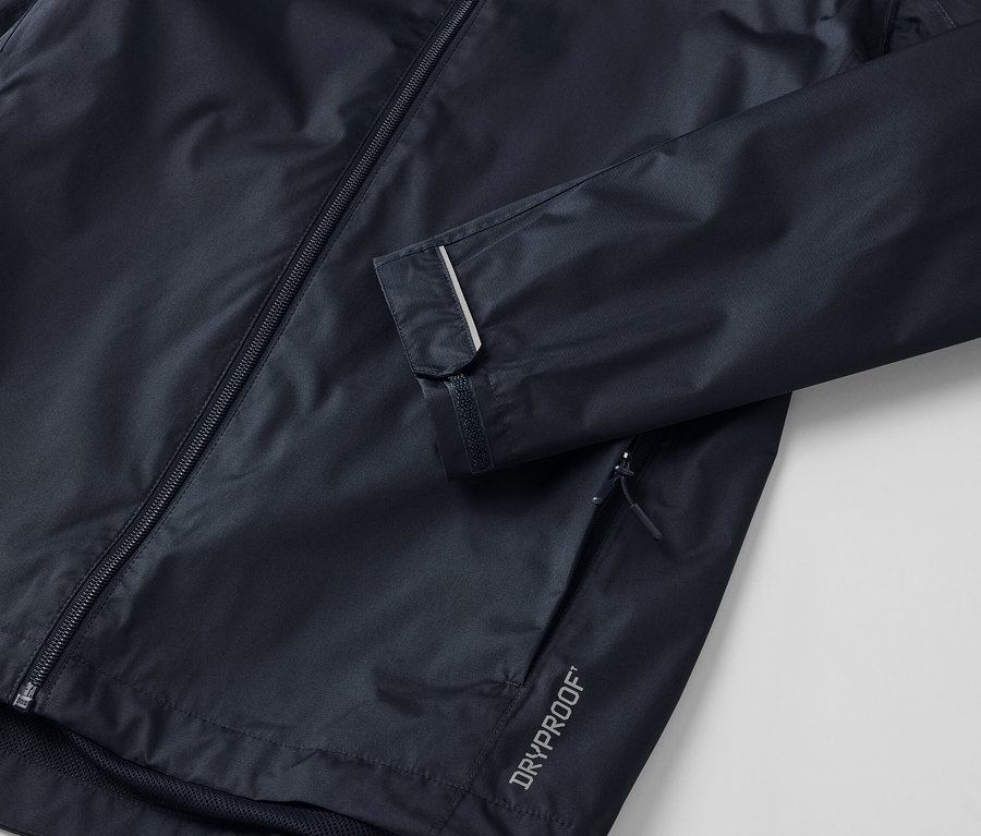 Detail tmavej unisex bundy do dažďa s reflexným prúžkom na rukáve.