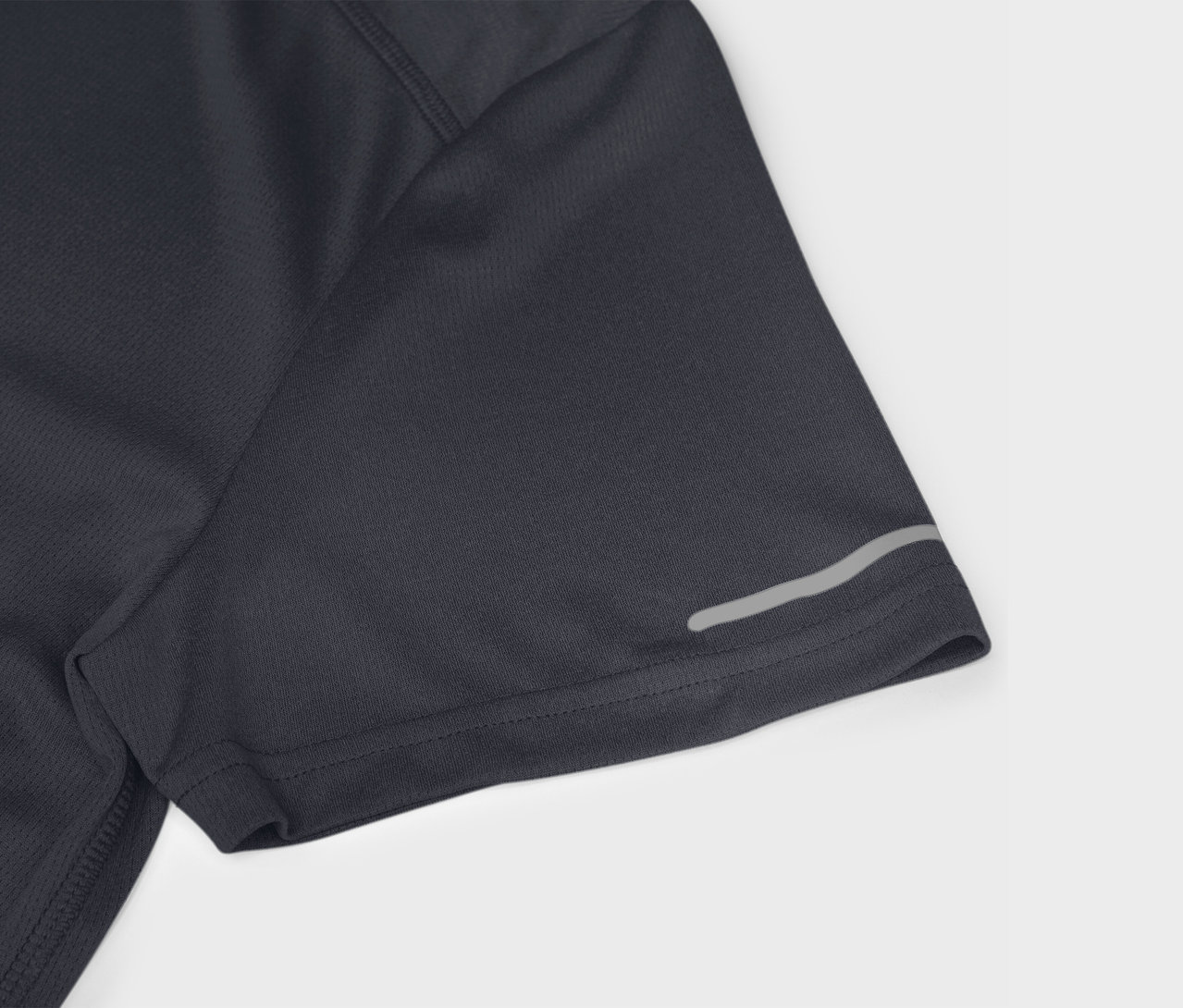 Detail tmavomodrého športového trička s krátkym rukávom a reflexným prúžkom.