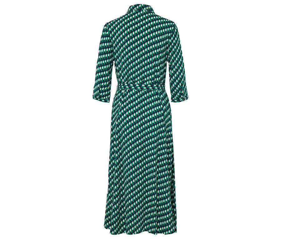 Pohľad zozadu na dlhé, zeleno-biele vzorované šaty s trojštvrťovými rukávmi a opaskom.