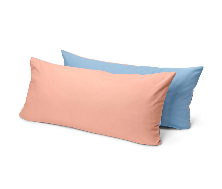 Dve obliečky na vankúše z renforcé, jedna modrá a jedna oranžová.