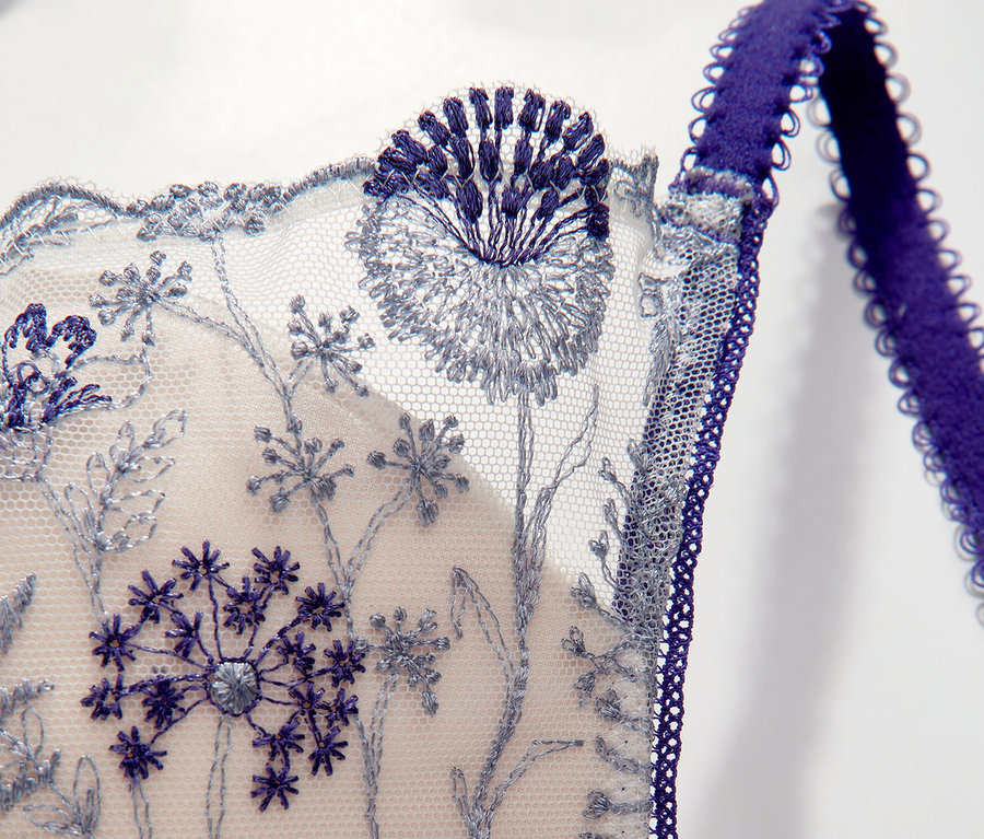 Detail podprsenky Passionata Wired Plunge »Chloe« s modrou kvetinovou výšivkou.