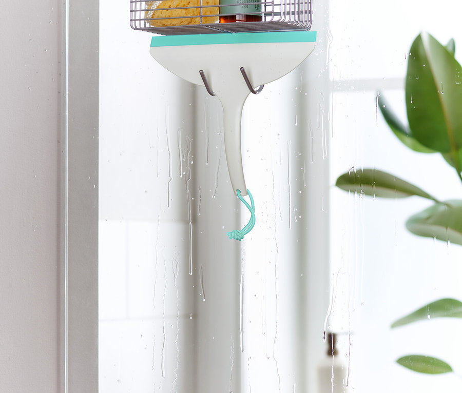 Závesný organizér na sprchové dvere so šampónom, hubkou a stierkou na sklo.