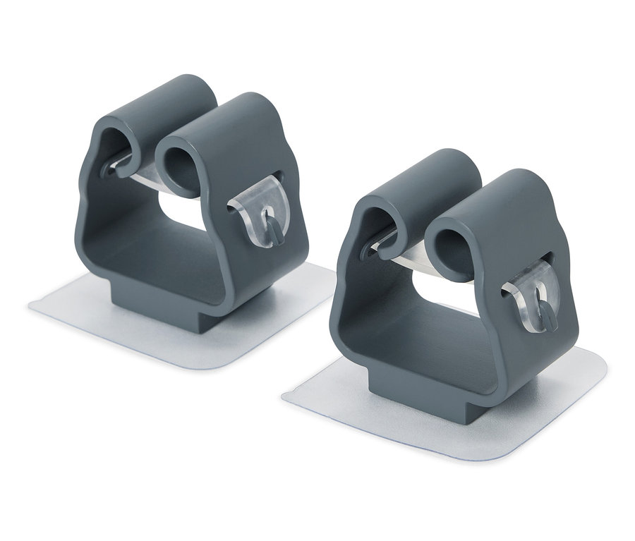 Dva sivé držiaky na mop s lepiacimi podložkami.