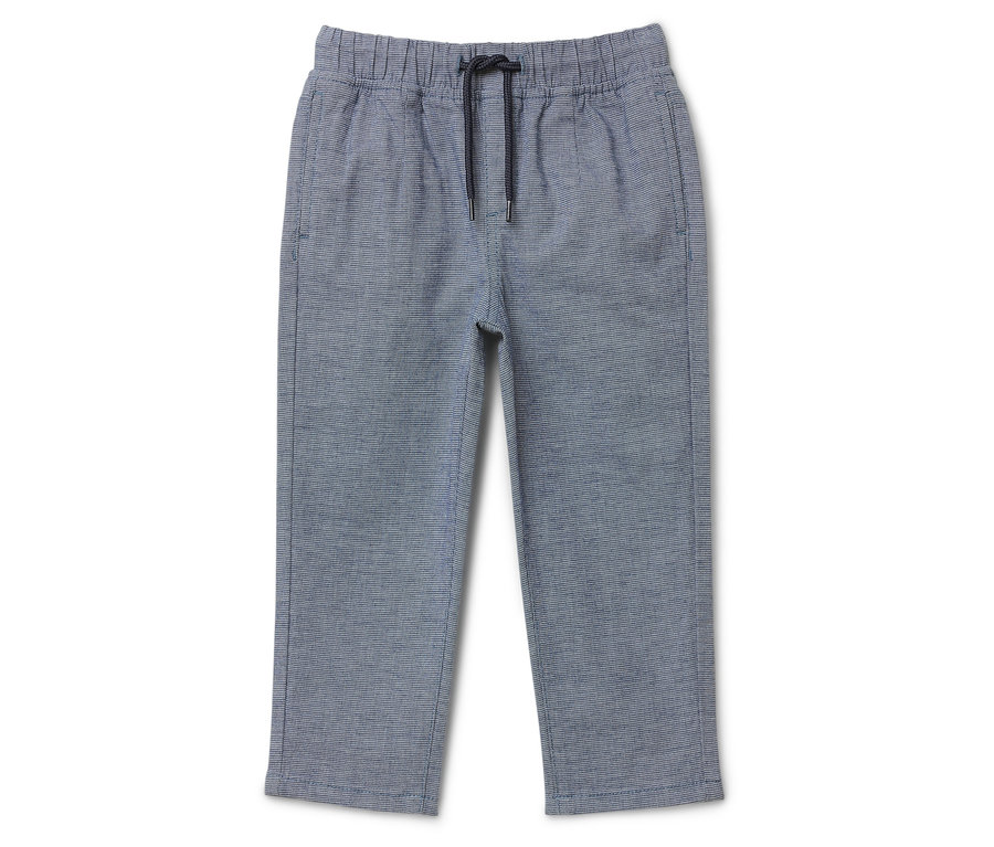 Modré nohavice s čiernou sťahovacou šnúrkou v páse.