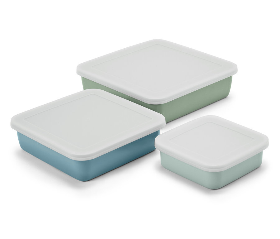 Tri farebné štvorcové nádoby s bielymi viečkami.