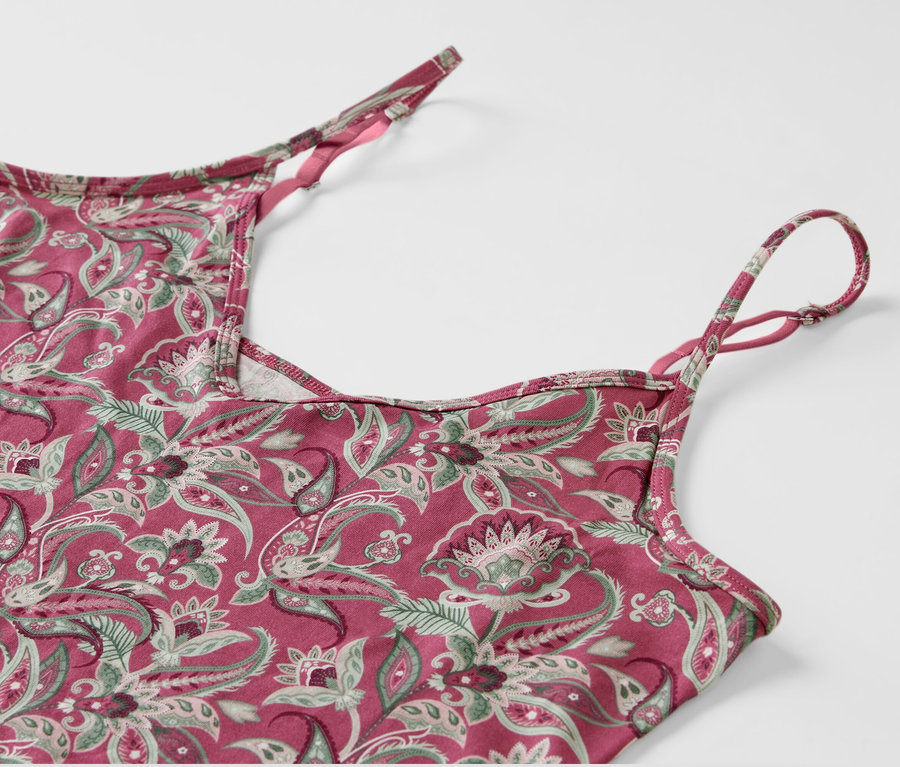 Detail nočnej košele na ramienka s paisley vzorom.