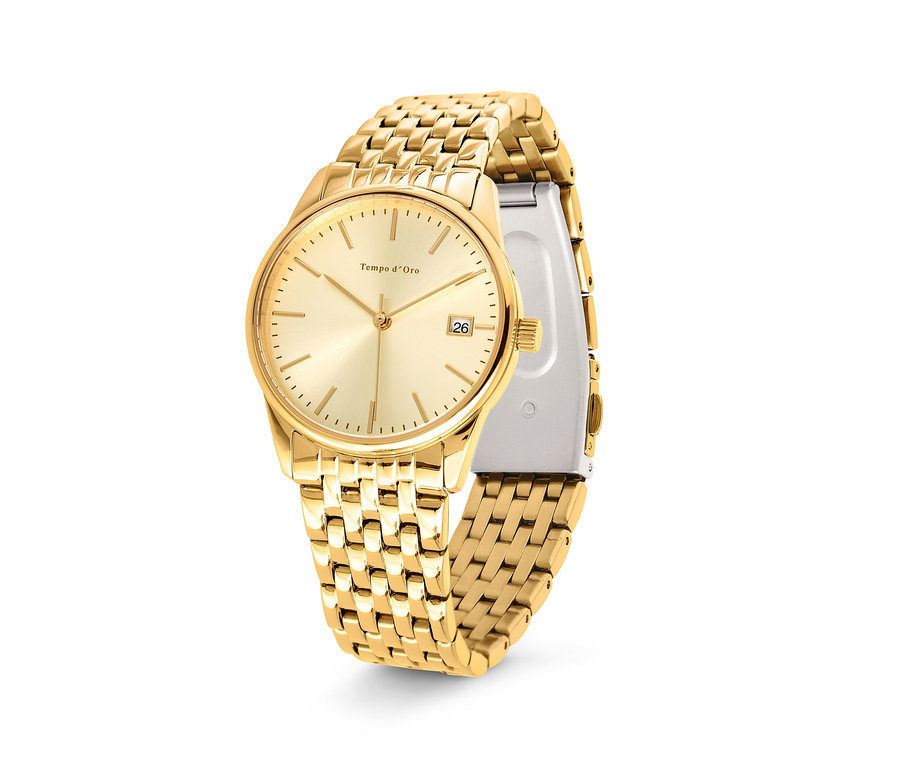 Detailný záber na zlaté dámske hodinky.