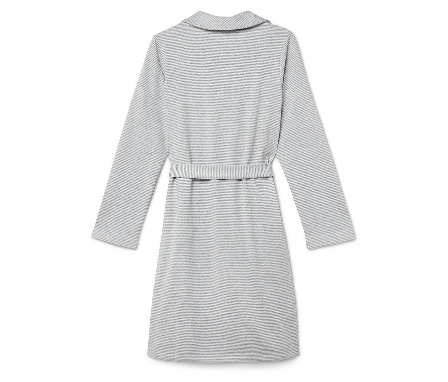 Pohľad zozadu na pruhovaný župan s opaskom.