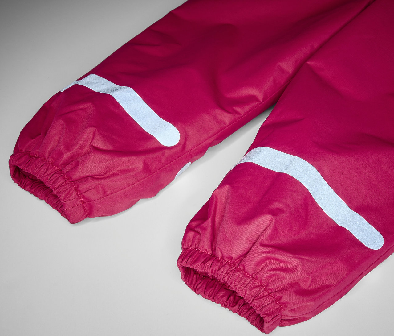 Detail detských termo nohavíc do dažďa, vínové.
