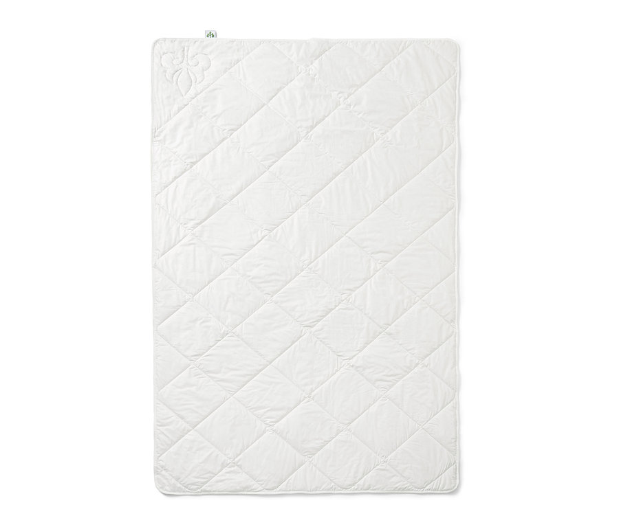 Biela letná prešívaná prikrývka z bavlny a ľanu irisette® greenline s kosoštvorcovým prešívaním.