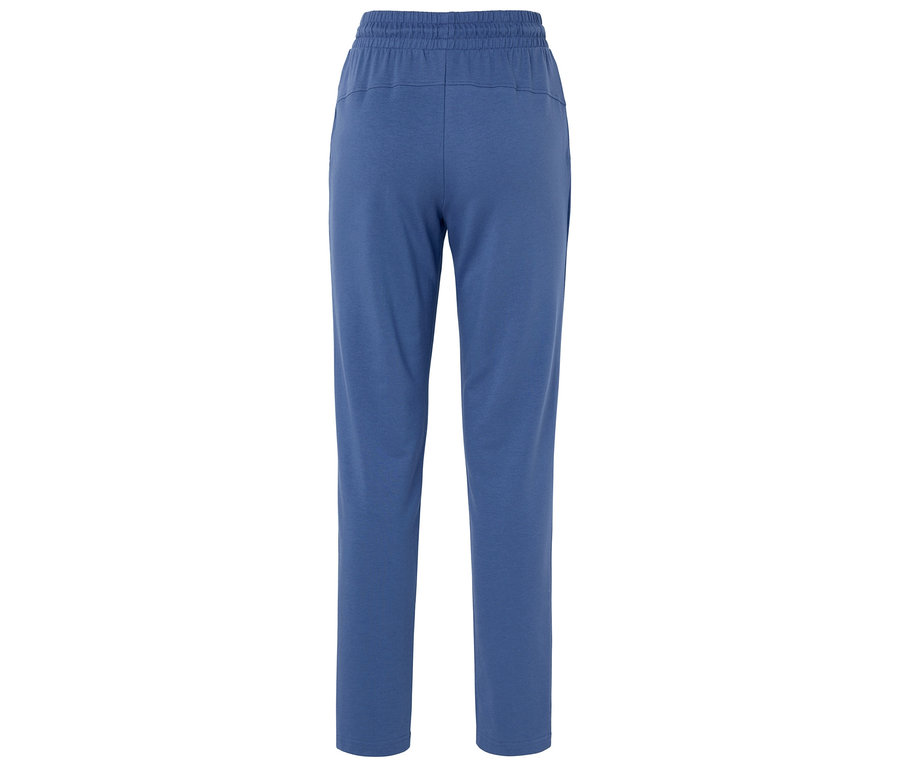 Modré tepláky s elastickým pásom, pohľad zozadu.