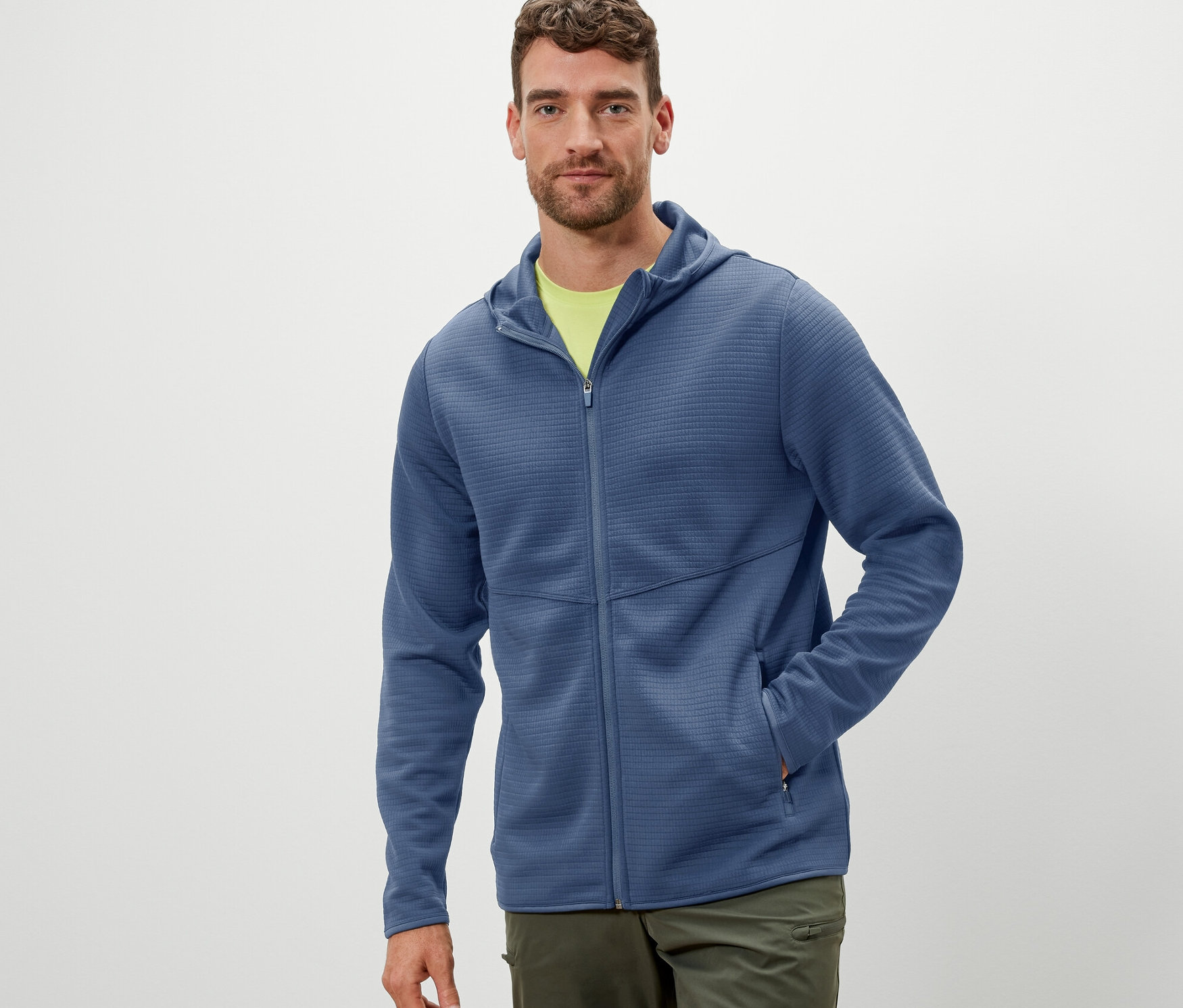 Muž má na sebe funkčnú bundu.