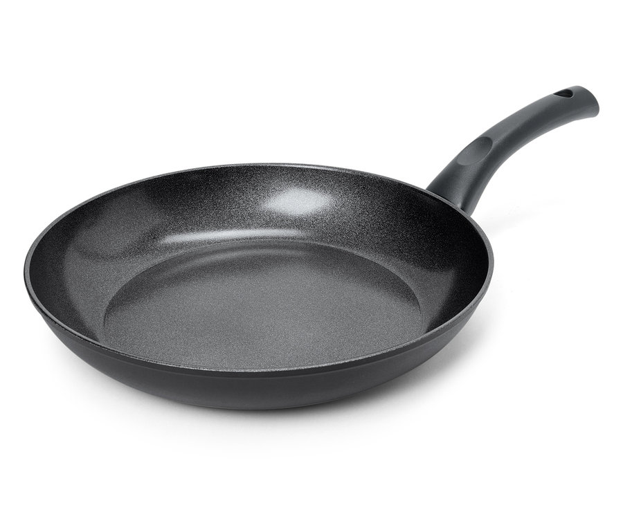 Čierna panvica s rúčkou na bielom pozadí.