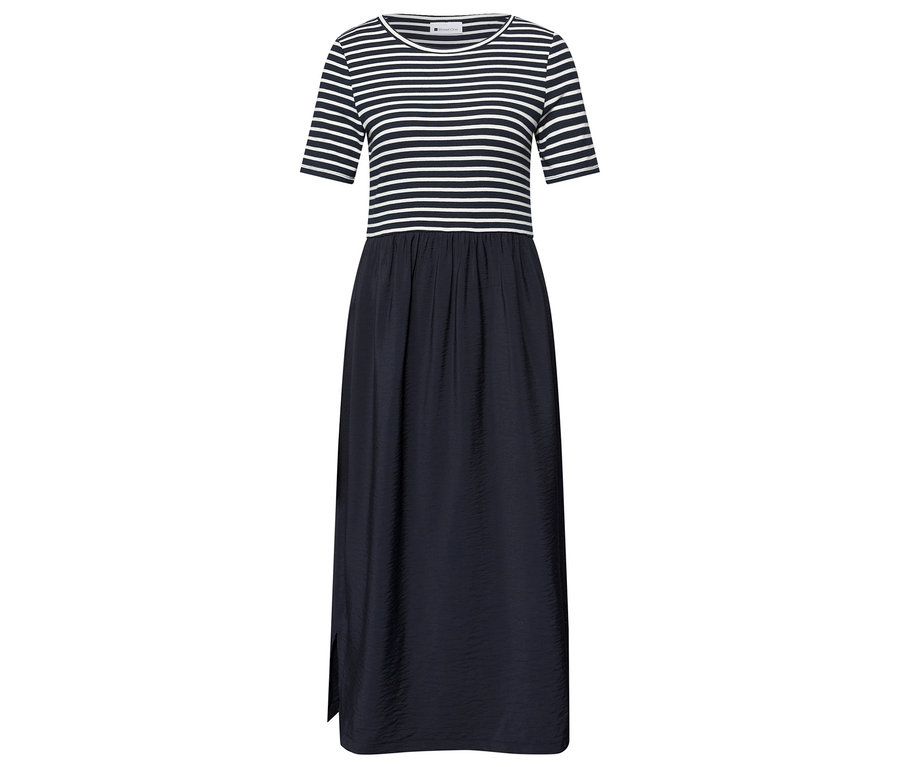 Šaty Street One s modro-bielym pruhovaným topom a dlhou, tmavou sukňou.