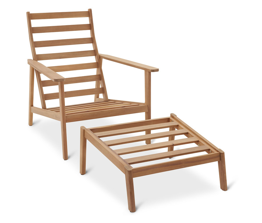 Drevené kreslo s podnožkou.