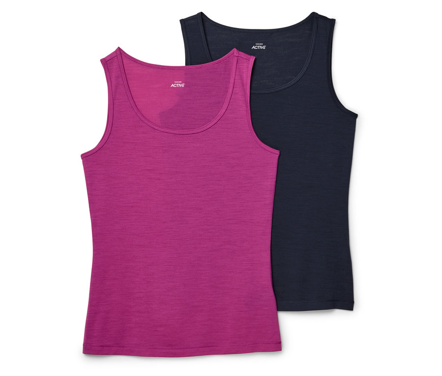 Dve tielka ležia na sebe, jedno ružové a jedno tmavomodré.