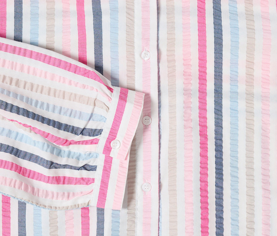 Detail záberu na pásikavú košeľovú blúzku CECIL v ružovej, sivej, modrej a bielej farbe s golierom a gombíkovou légou.