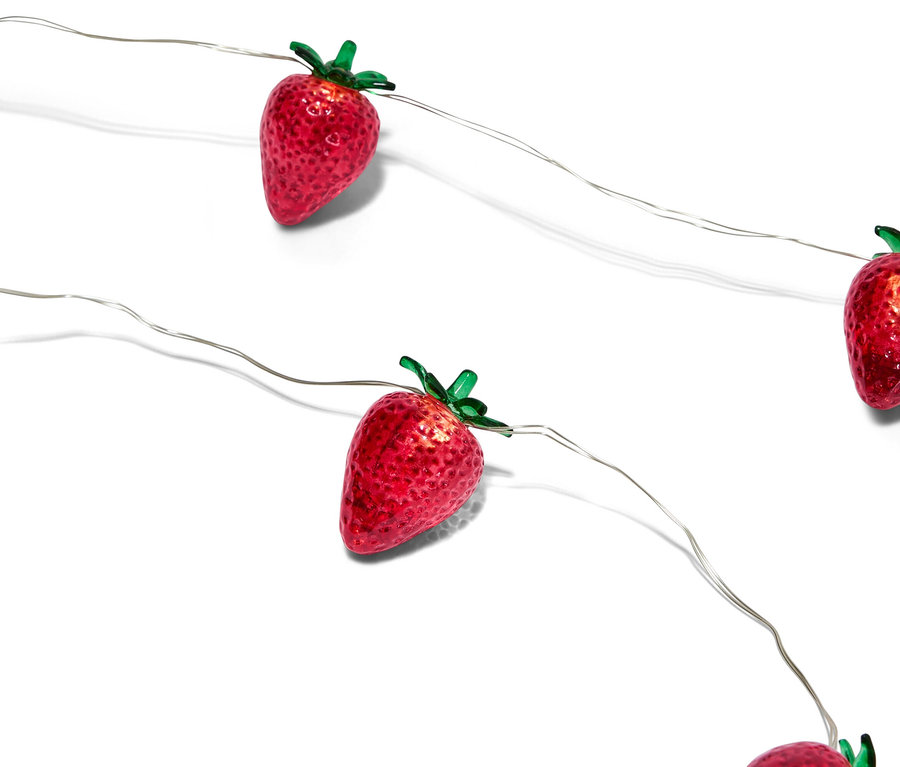 Svetielka v tvare jahôd na bielom pozadí.