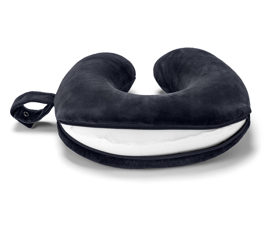 Modrý cestovný vankúš s držadlom a zipsom leží na bielom povrchu.