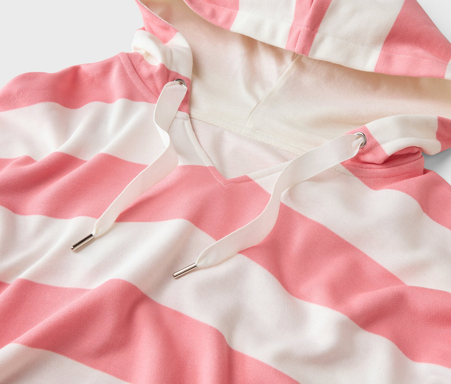 Detail ružovo-bielej pásikavej mikiny s kapucňou so šnúrkou.
