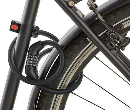 Čierny zámok na bicykel s číselným kódom je ovinutý okolo rámu bicykla.