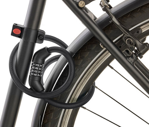 Čierny zámok na bicykel s číselným kódom je ovinutý okolo rámu bicykla.