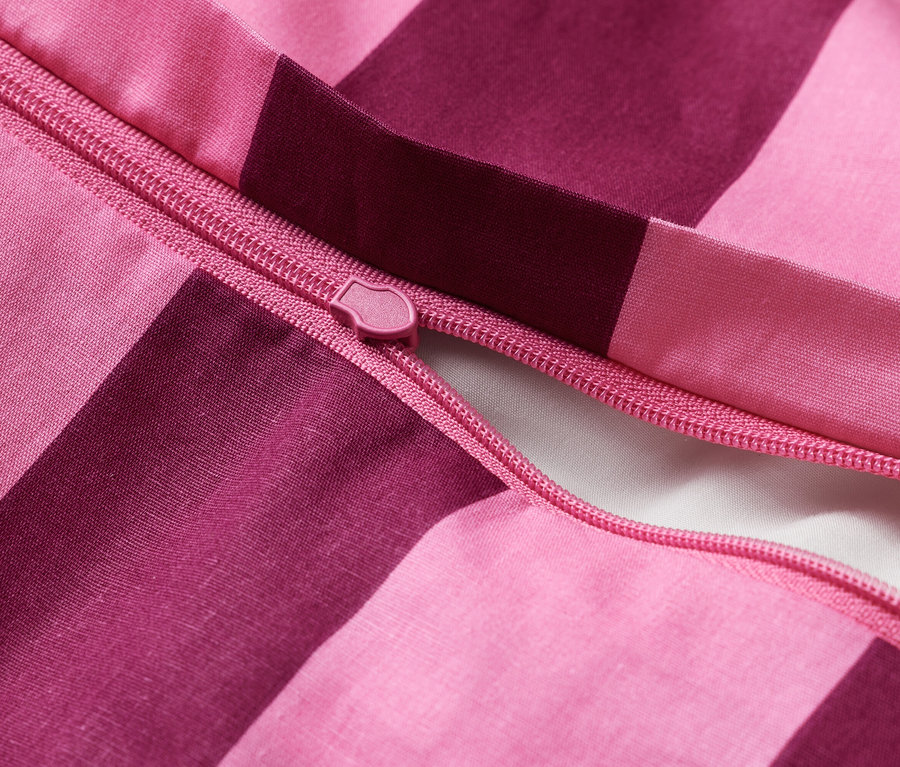 Detail ružovej obliečky na paplón so zipsom.