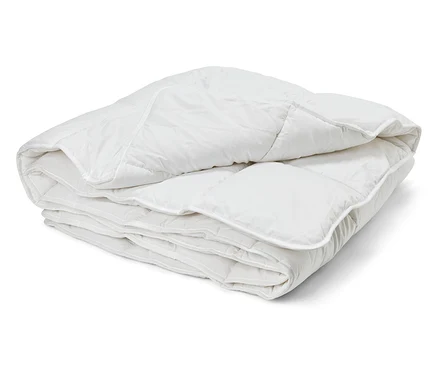 Poskladaná, biela prikrývka Steppbett Cell Solution® v štandardnej a nadmernej veľkosti.