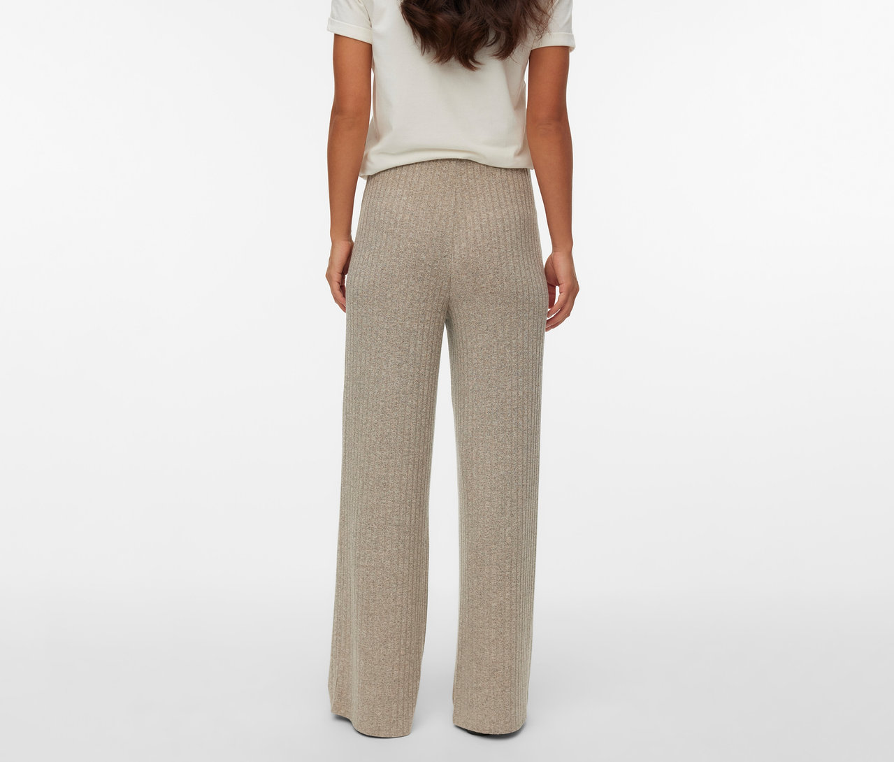 Pohľad zozadu na ženu v béžovom tričku a nohaviciach MAMALICIOUS Loosefit »MLPAMMIE«.