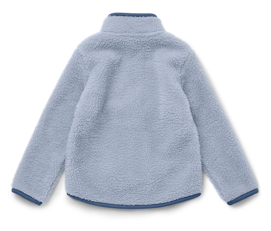 Svetlomodrá fleecová bunda s tmavomodrými manžetami a golierom, fotená zozadu.