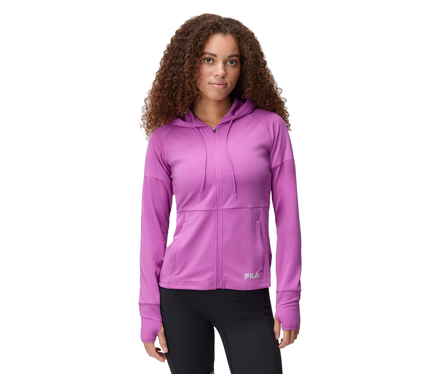 Žena má na sebe fialovú tréningovú bundu Fila s kapucňou a čierne legíny.