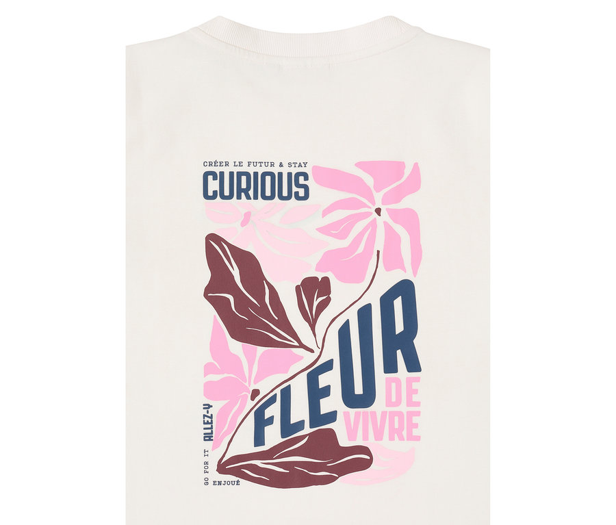 Detail mikiny CECIL s kvetinovým vzorom a nápismi „Curious“ a „Fleur de Vivre“.
