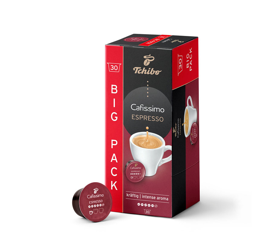 Červeno-čierne balenie Cafissimo Espresso silné s 30 kapsulami, zobrazujúce bielu šálku espressa, stojí vedľa jednej tmavočervenej kapsuly.