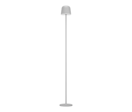 Sivá stojacia lampa s okrúhlym podstavcom, tenkou tyčou a zvonovitým tienidlom na bielom pozadí.