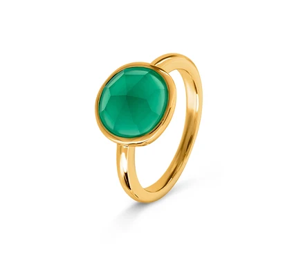Detail zlatého prsteňa s oválnym zeleným kameňom.