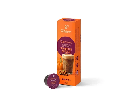 Oranžové balenie kávových kapsúl Cafissimo Flavoured Espresso Pumpkin Spiced s obrázkom latte, tekvíc a škorice. Pred ním leží tmavofialová kapsula.