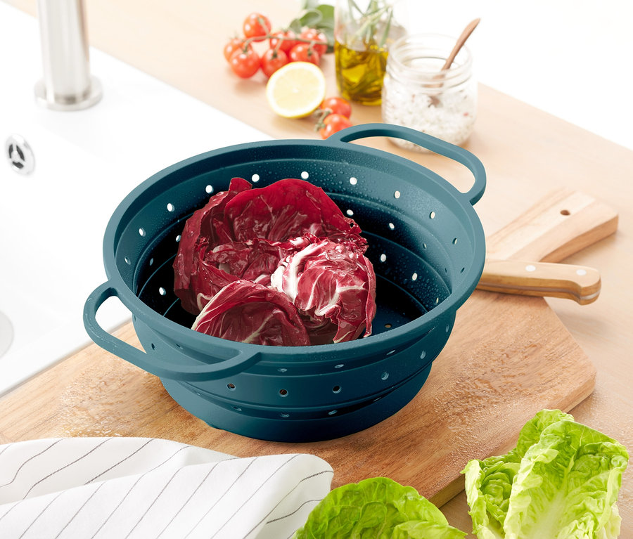 Červená kapusta v priestorovo úspornom silikónovom sitku vedľa drezu.